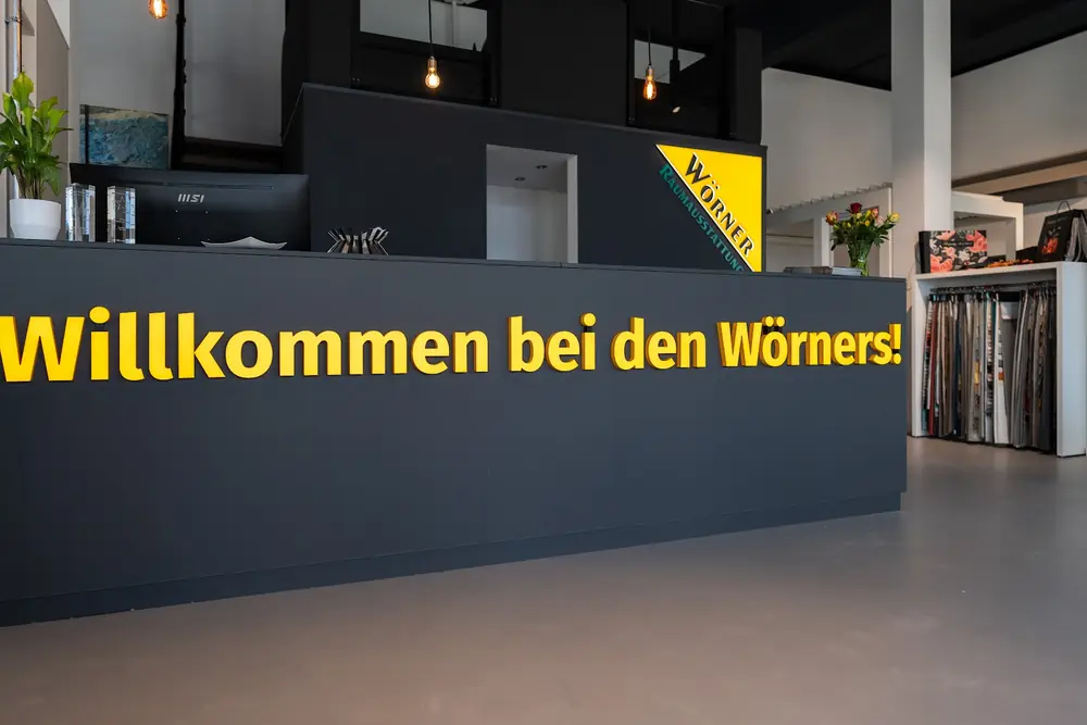 Empfang mit dem Schriftzug Willkommen bei den Wörners
